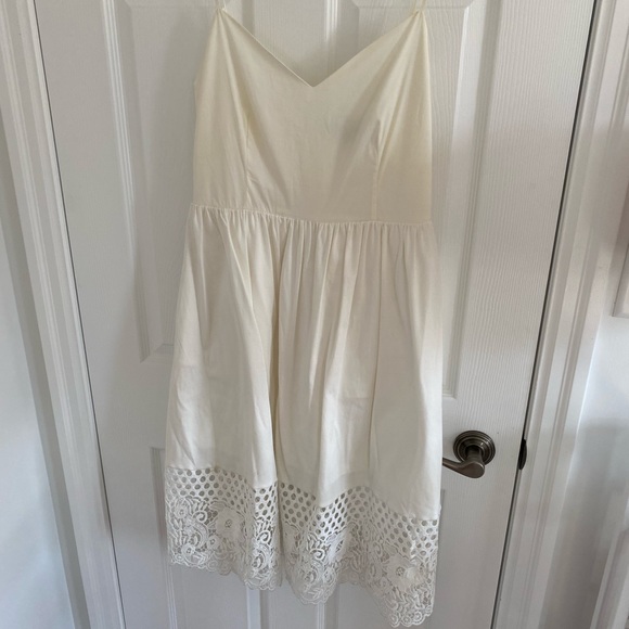 White dress with lace finish - Picture 3 of 8